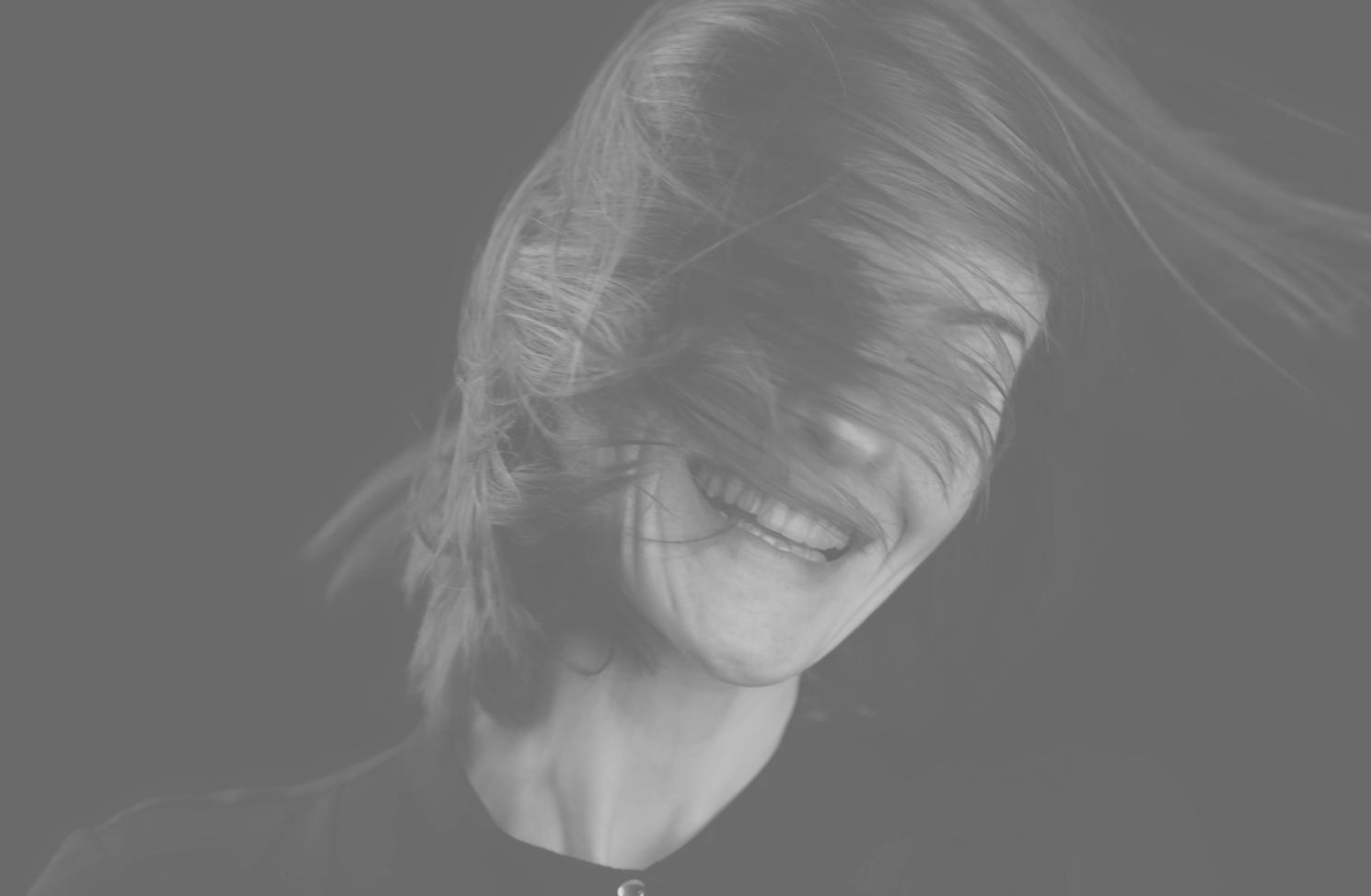 Aula didattica moderna con postazioni per l'analisi del capello e strumenti professionali